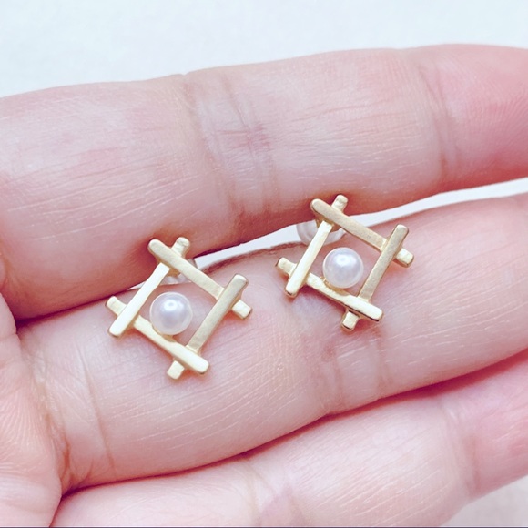 ❣️$25/3❣️ Faux Pearl Matt Gold Stud Earrings - Picture 3 of 8